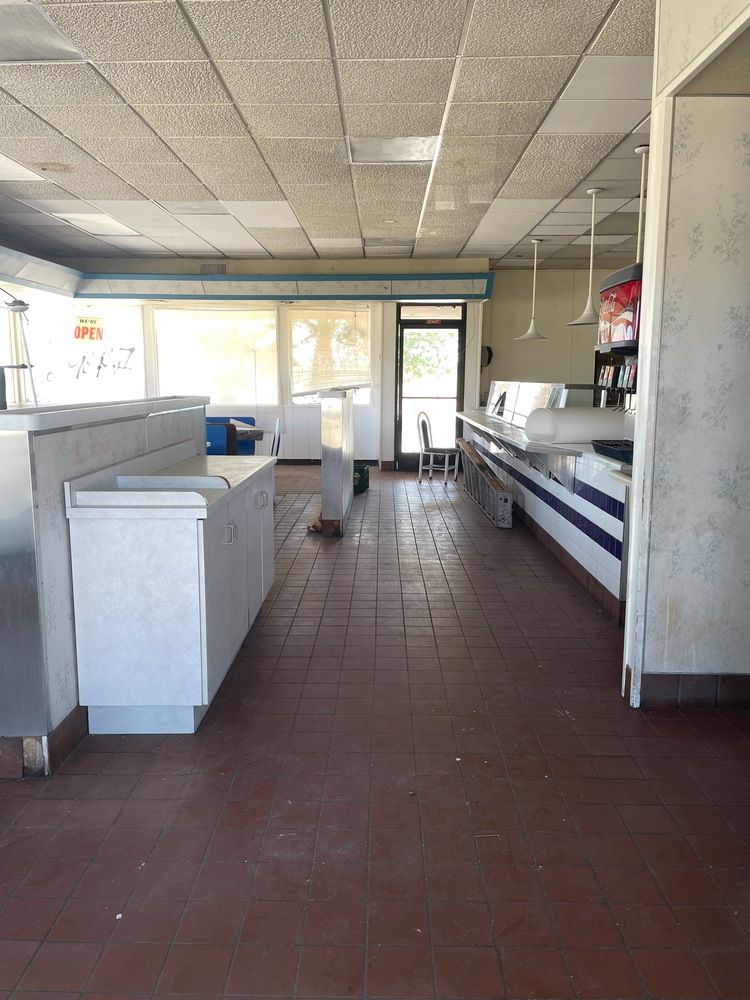 Freestanding Freeway Visible Restaurant + Equipment : 25014 W Dorris Ave, Coalinga, CA 93210